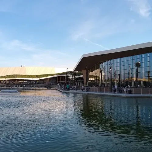Taxi de Huelva al centro comercial Lagoh: el centro comercial, con el lago artificial delante