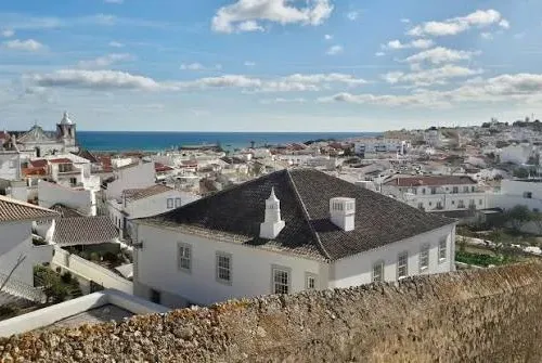 Taxi de Huelva a Lagos: el pueblo y la costa desde lo alto, junto a la muralla
