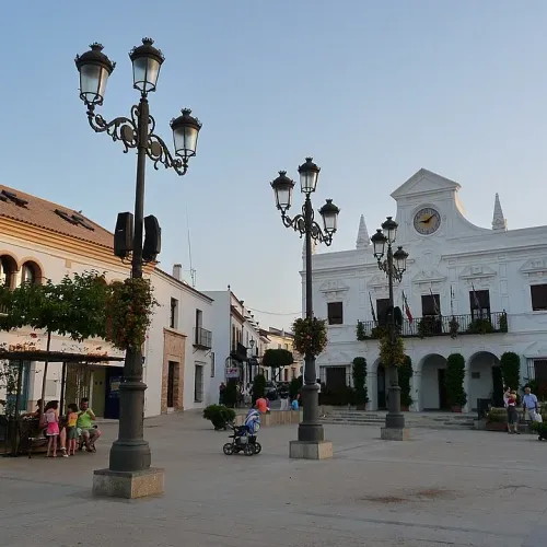 Taxi de Huelva a Lepe: la plaza del Ayuntamiento, con sus farolas de forja