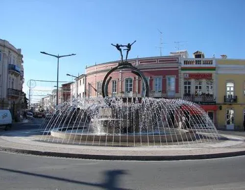 Taxi de Huelva a Loulé: la fuente con la escultura, en la rotonda del centro