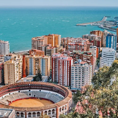 Taxi de Huelva a Málaga: vista aérea de la plaza de toros de La Malagueta, la playa y el puerto
