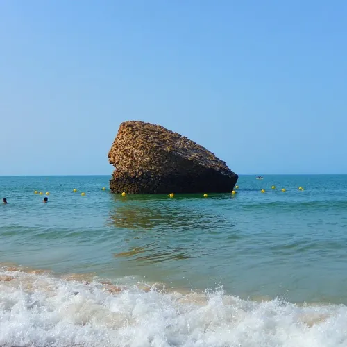 Taxi de Huelva a Matalascañas: la Piedra del Águila, el peñón junto a la orilla