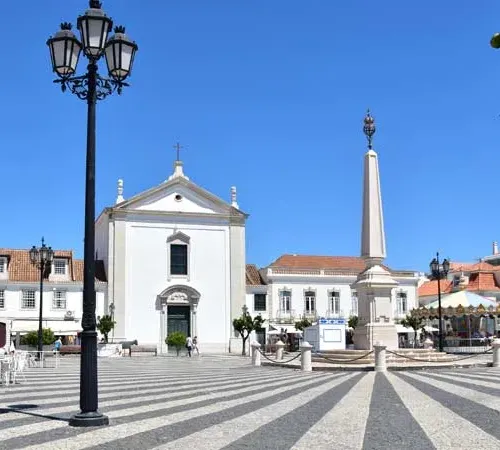 Taxi de Huelva a Monte Gordo: la plaza principal, con la iglesia y el obelisco