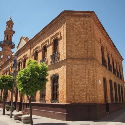 Taxi de Huelva a Nerva: el Ayuntamiento, de ladrillo, con su torre del reloj