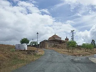 Taxi de Huelva a Paymogo: el camino hacia la iglesia fortificada del pueblo