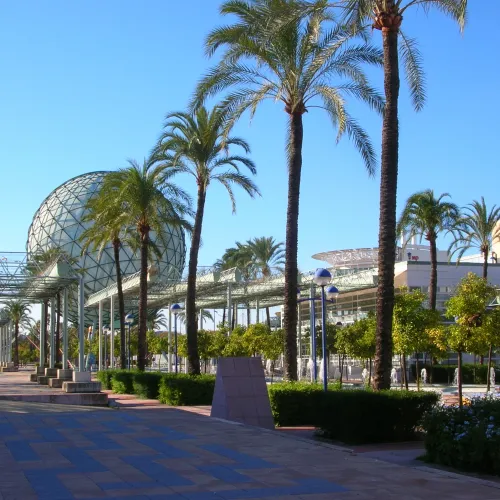 Taxi de Huelva al Parque Científico y Tecnológico Cartuja: el pabellón esférico y el paseo de palmeras del parque
