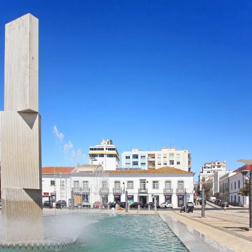 Taxi de Huelva a Portimão: el monumento junto a la fuente, en el centro de la ciudad