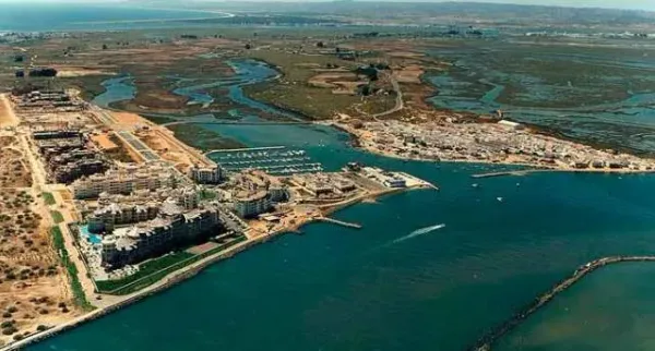 Taxi de Huelva a Punta del Moral: vista aérea de la urbanización junto a la marisma