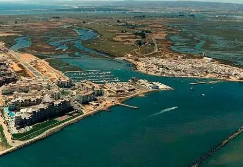 Taxi de Huelva a Punta del Moral: vista aérea de la urbanización junto a la marisma