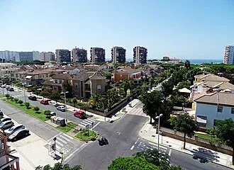 Taxi de Huelva a Punta Umbría: una calle residencial cerca de la playa