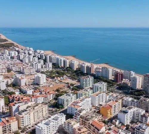 Taxi de Huelva a Quarteira: vista aérea del frente marítimo y sus edificios