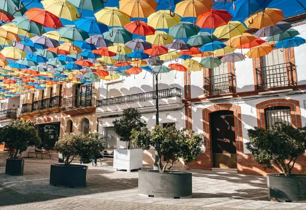 Taxi de Huelva a San Bartolomé de la Torre: la calle con los paraguas de colores
