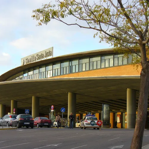 Taxi de Huelva a la estación de Santa Justa: la fachada de la estación de tren