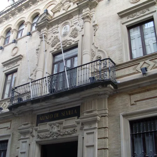 Taxi de Huelva a Sevilla y Santa Justa: la fachada del Ateneo de Sevilla, en el centro histórico