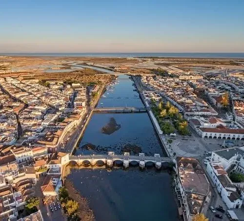 Taxi de Huelva a Tavira: la Ponte Antiga sobre el río Gilão