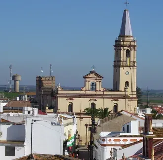Taxi de Huelva a Trigueros: la iglesia parroquial y su torre, sobre el pueblo