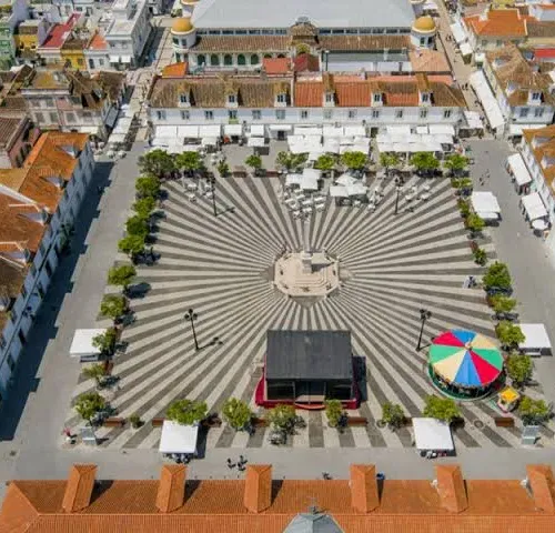 Taxi de Huelva a Vila Real de Santo António: vista aérea de la Praça Marquês de Pombal, con su pavimento en abanico