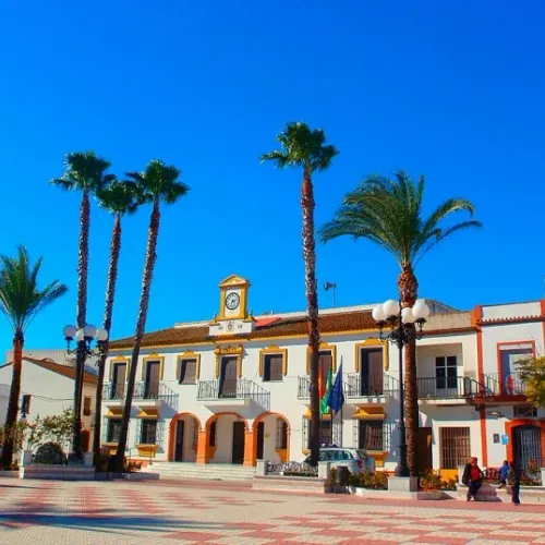 Taxi de Huelva a Villarrasa: el Ayuntamiento y sus palmeras, en la plaza