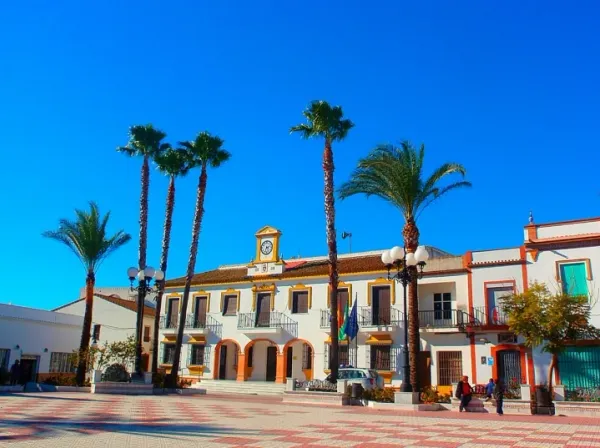 Taxi de Huelva a Villarrasa: el Ayuntamiento y sus palmeras, en la plaza
